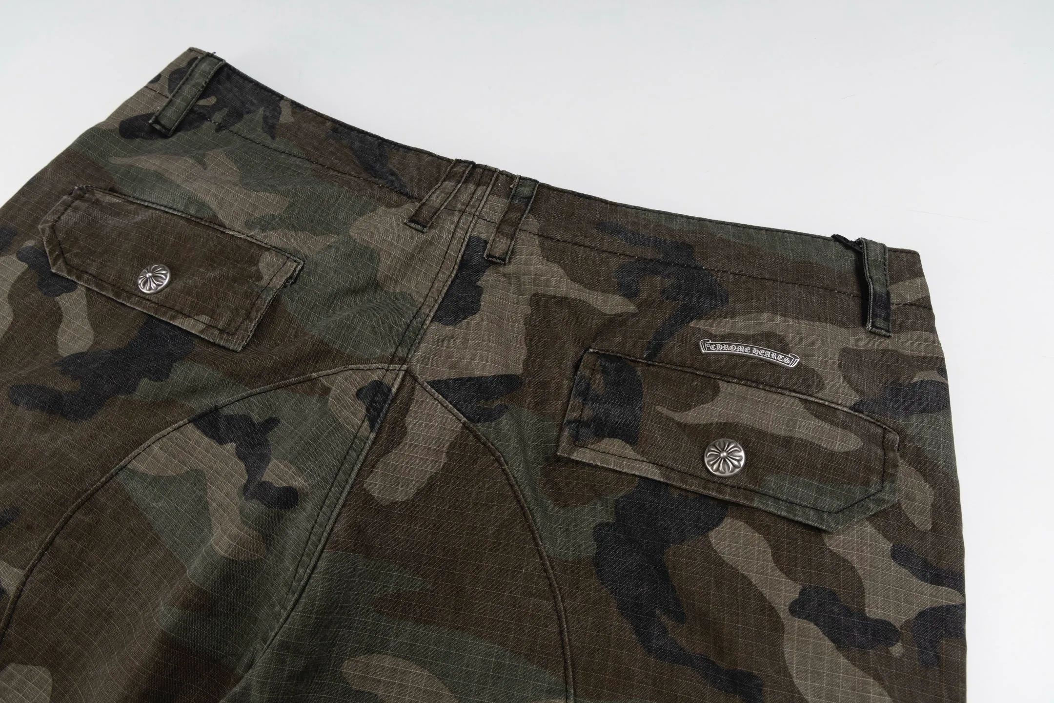 🅿️680 [Exclusive supply] CH Crow heart camouflage leather genuine antique silver work trousers. The fabric is made of custom-dyed fully divided camouflage, and the lining is CH jacquard lining. The minimum order is 1000 meters. There are 14 genuine antique silver hardware in the whole trousers. Half of the cost is spent on the hardware. The leather is made of imported lambskin, and the edge is made by hand. The embroidery on the waist is imported Tajima machine, precision embroidery. Size:32/34/36